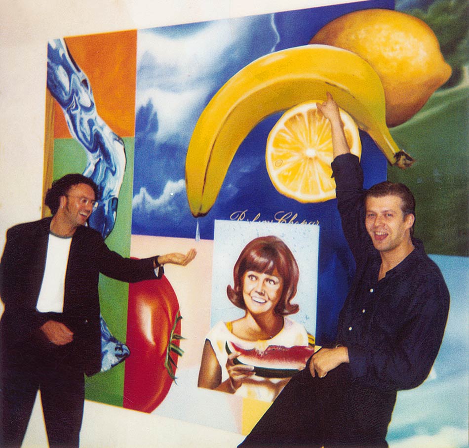 Tomm Everett und Martin Eder haben ihren Spass vor dem soeben übergebenen Gemälde "Freude".